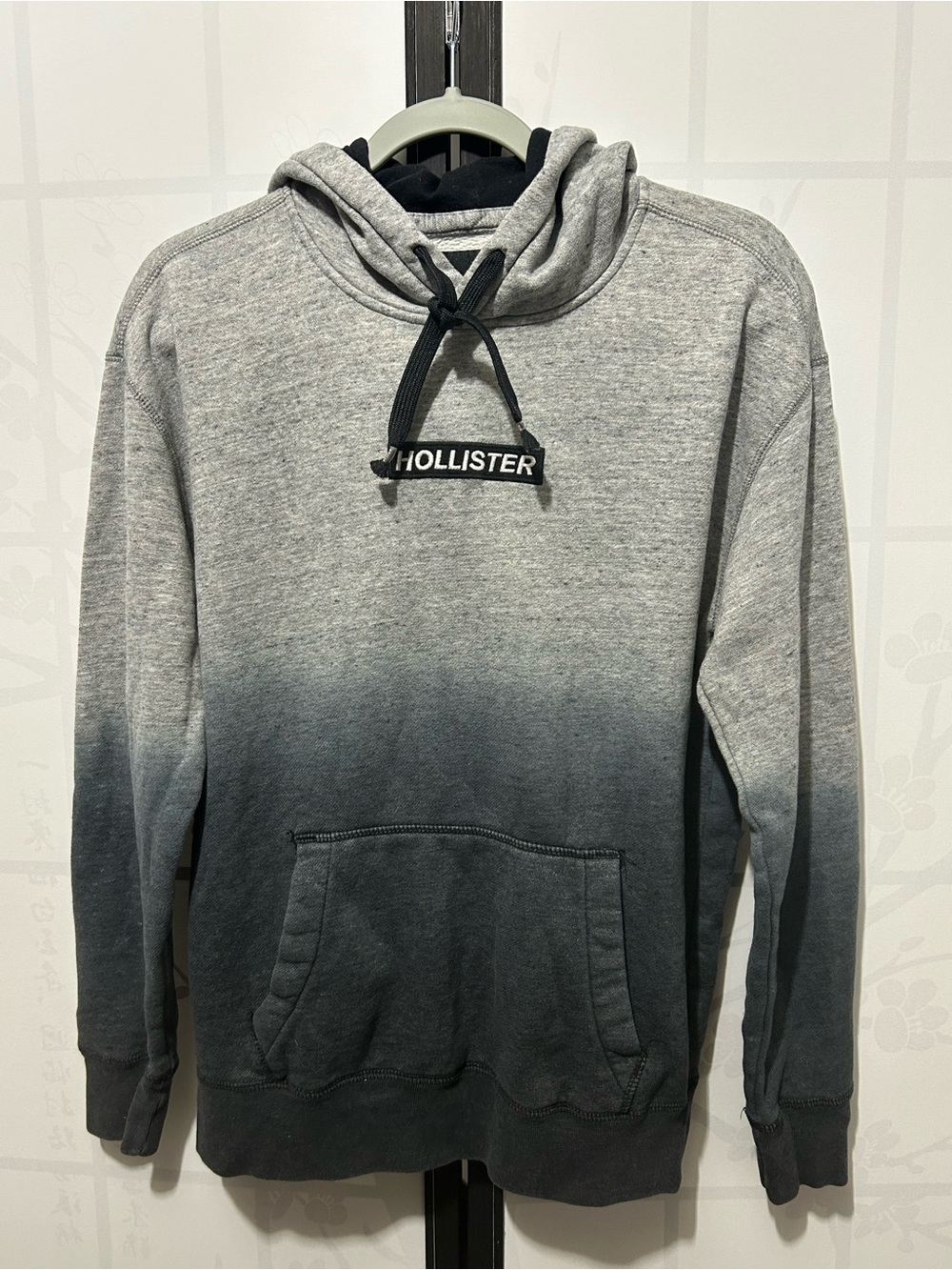Men's Hollister Gray To Black
Hooded Dip Dye Sweatshirt Size S